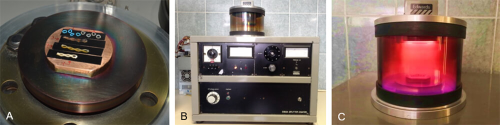 Figura 2. A) Preparación del portamuestra para el proceso de metalización. B) Equipo Vacuum Coating, modelo S160A Sputter Coater. C) Recubrimiento con iones Cu en los módulos elastoméricos. 