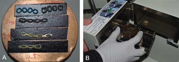 Figura 3. A) Módulos elastoméricos con recubrimiento de Cu, B) Colocación del portamuestras en la camará de vacío del Microscopio Electrónico de Barrido de Campo de Alta Resolución.