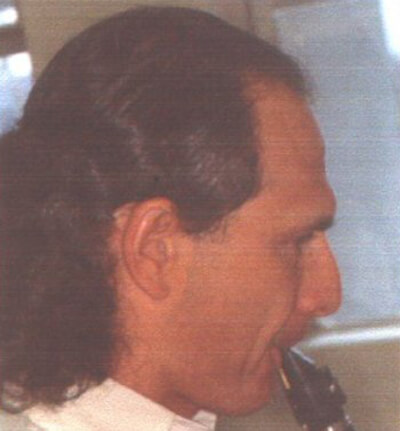Fig. 36: Un paciente, con brackets linguales superiores e inferiores, toca el clarinete.