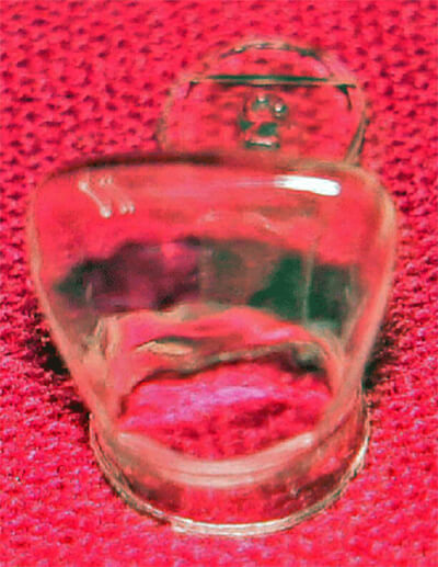 Fig. 22 Corona de celuloide para dientes temporales, cortesía de Dra. M. Farias de Hong.