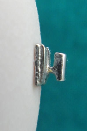 Figure 2 Modified bracket, with an additional (created) slot, occlusally or incisally.