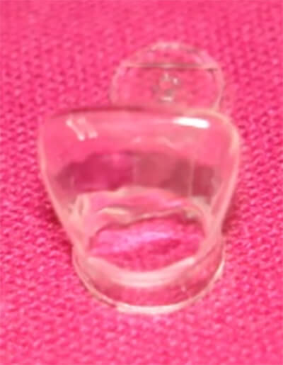 Fig. 22 Corona de celuloide para dientes temporales Cortesía de Dra. M. Farias de Hong.