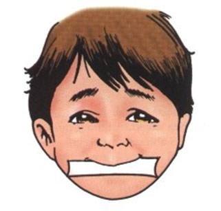 Fig.5 Niño sosteniendo una hoja de papel, ejercicio para mantener contacto labial